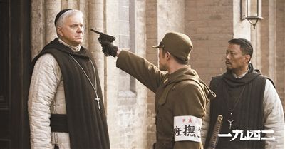 梅甘（左）、安西滿（右）與日本兵對峙的一幕。