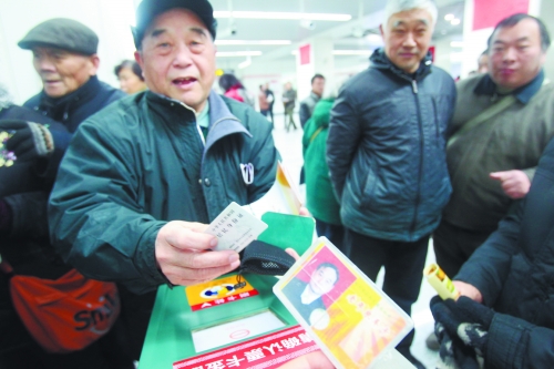 老人帶著多種證件想免費(fèi)乘車，工作人員稱沒接到通知拒絕。