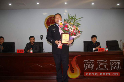 高兵雷是睢陽區(qū)檢察院一位檢察干警，在去鄭州捐獻(xiàn)造血干細(xì)胞時，他所在的單位為他組織了熱烈的歡送儀式