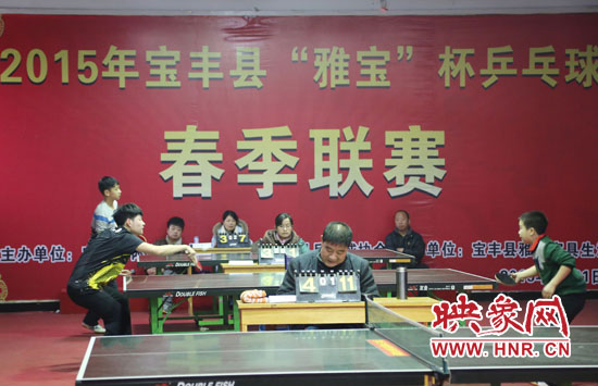 2月22日，河南省寶豐縣兩名乒乓球參賽選手在比賽中激烈角逐。