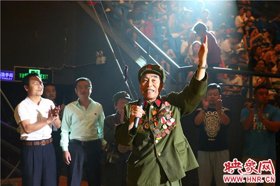 胡國全高唱《志愿軍戰(zhàn)歌》，朝鮮國立雜技團團長拍手致敬