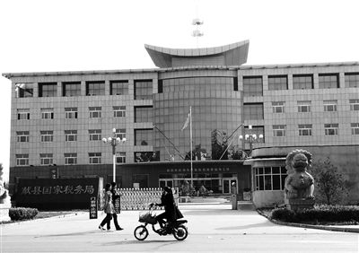 10月29日，河北滄州市獻(xiàn)縣國稅局。10月底，一些企業(yè)主被叫到國稅局談“交稅”問題。新京報(bào)記者 孟祥超 攝