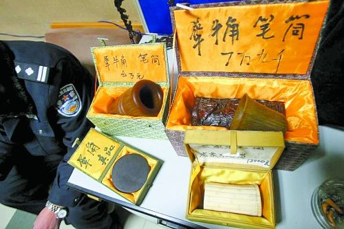 這些商品被暫扣，并根據(jù)鑒定情況對販賣者依法處罰。 記者 閆化莊 攝