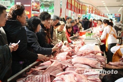 資料圖。1月份CPI等經(jīng)濟(jì)數(shù)據(jù)將于今天發(fā)布。多家機(jī)構(gòu)預(yù)計(jì)，受春節(jié)“錯(cuò)位”因素及豬肉價(jià)格回落影響，1月CPI同比漲幅在1.8%左右。從各機(jī)構(gòu)發(fā)布的報(bào)告來(lái)看，從2月開始，CPI或?qū)⑦M(jìn)入新一輪上行周期。