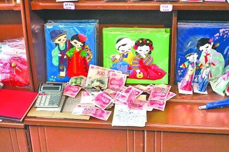 2012年6月21日，在朝鮮羅先特別市的一家商店里，柜臺(tái)上散落著一些人民幣。在朝鮮，人民幣比本國(guó)的貨幣更受歡迎。 CFP供圖