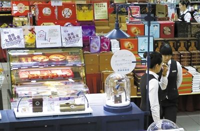 昨日，北京賽特購物中心，擺放出售的月餅禮盒，上千元的品種僅5種。新京報記者 王叔坤 攝