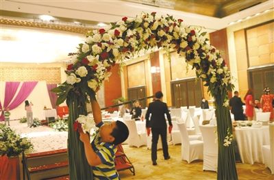 10月5日，北京萬達(dá)索菲特酒店，婚宴剛剛結(jié)束。新人介紹，一場婚宴花掉父母20萬元。新京報記者 尹亞飛