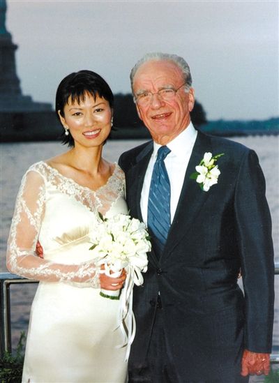 1999年6月，68歲的默多克與30歲的鄧文迪結(jié)婚。