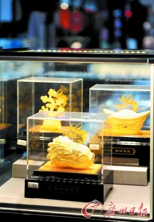 黃金產(chǎn)品持續(xù)熱賣。記者王燕 攝