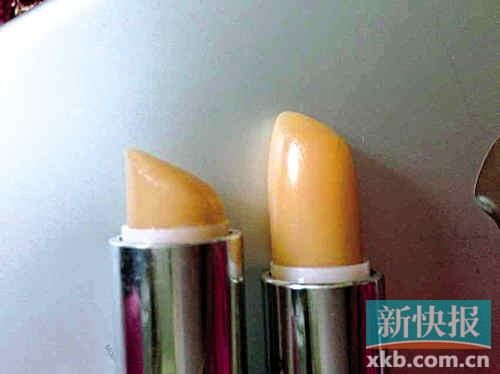 ■蘇小姐將其在專柜和聚美優(yōu)品購買的伊麗莎白雅頓唇膏對(duì)比，產(chǎn)品包裝和唇膏顏色明顯不同。