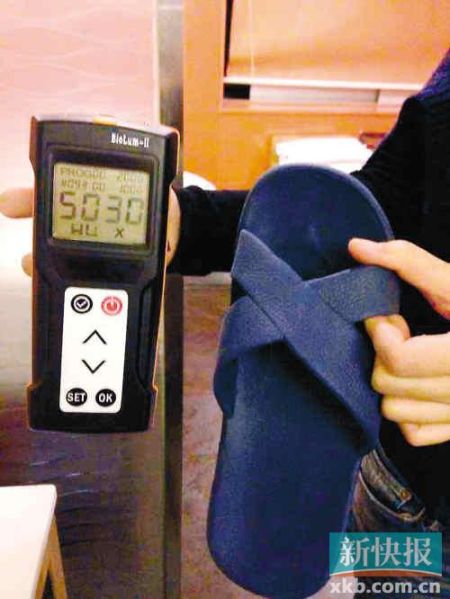 ■記者測試的嶺南佳園酒店膠拖鞋細(xì)菌總數(shù)高達(dá)5030RLUs。