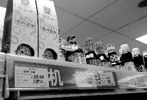 永旺超市里，兒童醬油價格不菲且品種繁多，但買的顧客較少。信息時報記者 郭柯堂 攝