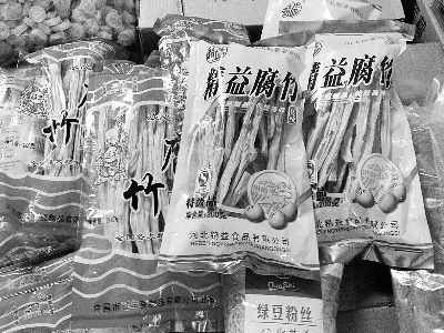 內(nèi)黃腐竹含吊白塊被曝光后，市場(chǎng)上內(nèi)黃產(chǎn)腐竹難覓蹤跡。攤主所售產(chǎn)品大多出自河南許昌和河北保定