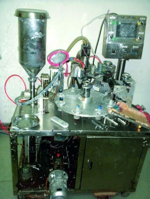 行動(dòng)中查獲的假冒“高露潔”牙膏和制假機(jī)械。信息時(shí)報(bào)記者鄭啟文 攝