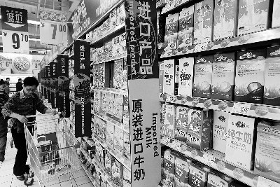 在通州某超市，進(jìn)口奶粉、純牛奶打出“原裝進(jìn)口”的招牌吸引消費(fèi)者購(gòu)買(mǎi) 攝/法制晚報(bào)記者 黑克
