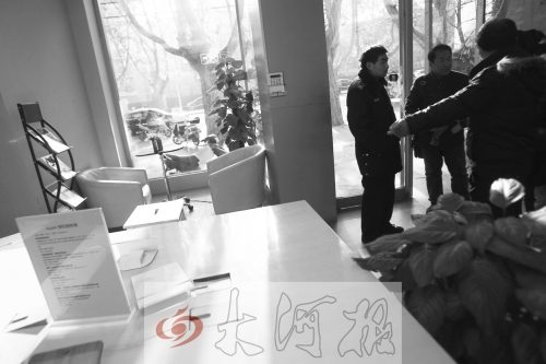 人民路上的這家商店,夜間疑被一男子隔著門縫用長竿偷走一臺蘋果ipad air。