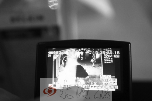 人民路上的這家商店,夜間疑被一男子隔著門縫用長竿偷走一臺蘋果ipad air。