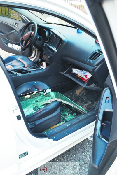 車玻璃被砸碎，車內(nèi)被翻動(dòng)。