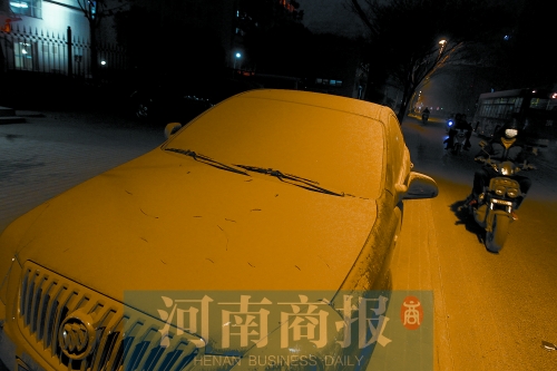 拆遷現(xiàn)場，途經(jīng)的汽車遭了殃，落了厚厚一層灰