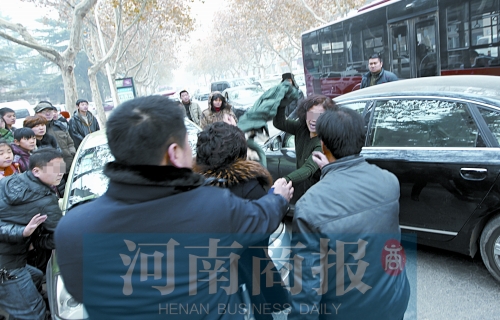 兩名女子廝打在一起，民警上前勸架