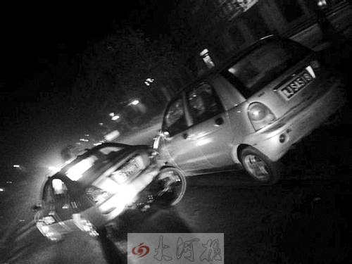 撞上出租車QQ才停下，兩車間還夾著一輛自行車。