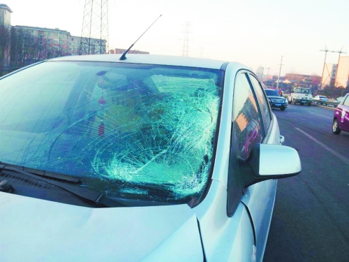 肇事轎車前擋風玻璃上，留著清晰的撞擊痕跡。