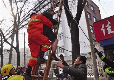 老漢右腿燒傷，樹下扔了一只燒焦的鞋