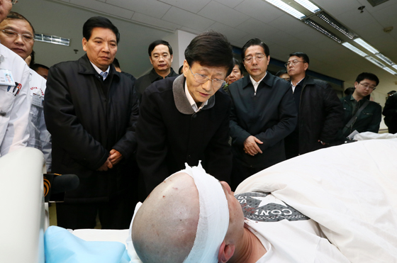 中共中央政治局委員、中央政法委書記孟建柱率工作組2日晨5時(shí)30分抵達(dá)昆明。一下飛機(jī),孟建柱就立即趕往