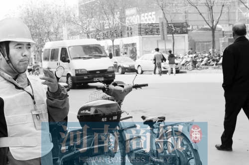  燃?xì)庑孤?消防員演習(xí)變實(shí)戰(zhàn)。而幾米外,有工作人員在抽煙