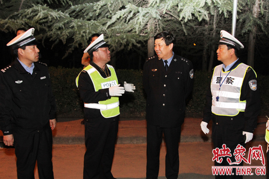 該支隊(duì)支隊(duì)長(zhǎng)石軍(左二)、政委周西漢（左一）在向省總隊(duì)督導(dǎo)組匯報(bào)整治酒駕時(shí)的情景。