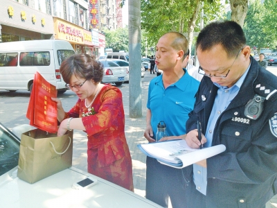 失主在清點、認領失物。