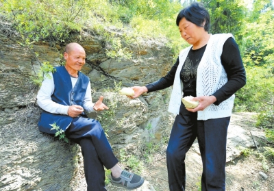 5月5日，馬英為上山放牛的劉五送干糧。