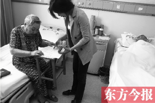 昨日，鄭大五附院二號樓住院部，馬老太寫下委托書，并簽字摁指印委托女兒代理為昏迷老伴解鎖取錢