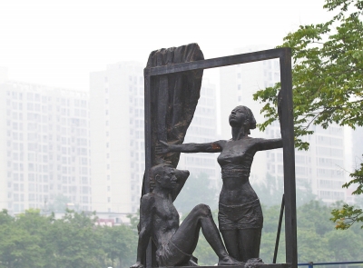 近日，省會(huì)霧霾，東風(fēng)渠旁的一組雕塑似乎在訴說(shuō)著鄭州人的期望——推開窗戶，盡情呼吸。