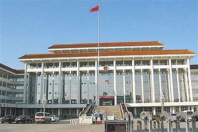 濮陽縣違規(guī)、超標修建的縣委、縣政府辦公樓。新華社發(fā)發(fā)布
