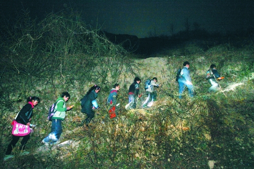 在一些山區(qū),因為學校太遠,孩子們天不亮就得打著手電出發(fā)。L CFP供圖