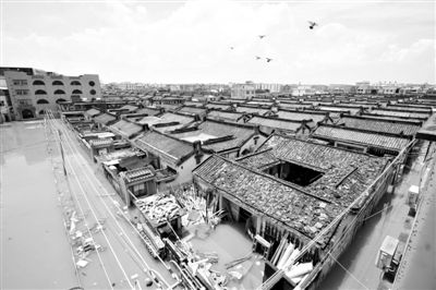 19日，廣東汕頭潮陽區(qū)和平鎮(zhèn)出現(xiàn)水浸現(xiàn)象。連日來，廣東省汕頭市潮陽區(qū)、潮南區(qū)普降暴雨。新華社發(fā)