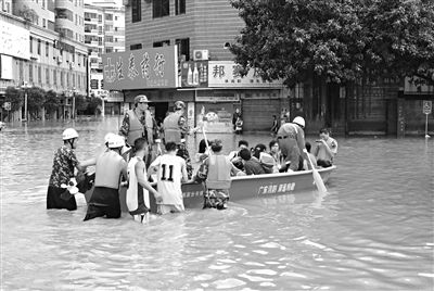 18日，廣東省清遠(yuǎn)市陽山縣縣城,消防官兵合力推動(dòng)沖鋒舟，轉(zhuǎn)移被困學(xué)生。新華社發(fā)