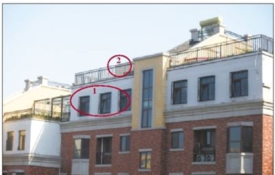 中海城香克林小區(qū),楊智家的樓頂上加蓋了兩層違建。其中北側(cè)露臺建成了一層灰白色的房屋(①)。在該違建頂部的東側(cè),又加蓋了一層面積較小的房屋(②)。新京報(bào)記者 韓萌 攝