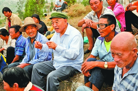 在唐莊，當(dāng)?shù)厝罕娒看我?jiàn)到吳金印總有說(shuō)不完的知心話(huà)。記者 史長(zhǎng)來(lái) 攝