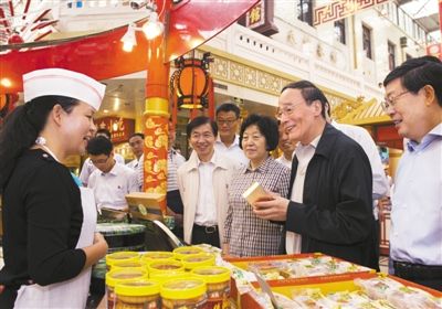 9月6日，王岐山在天津南市食品街調(diào)研，在月餅柜臺(tái)前，詢問中央關(guān)于中秋國(guó)慶嚴(yán)禁公款送禮的規(guī)定發(fā)布后的銷售情況。新華社記者 李學(xué)仁 攝