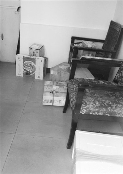 9月19日，東二環(huán)一小區(qū)的傳達室放著5、6箱禮品，小區(qū)保安稱，禮品量比以前過節(jié)時少。