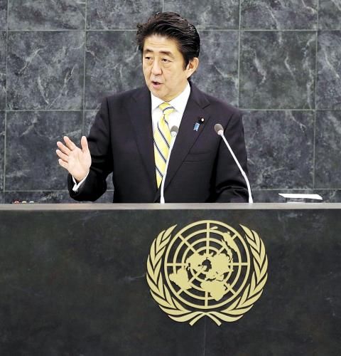 日本首相安倍晉三25日在紐約發(fā)表演講時(shí)稱，修改憲法解釋以解禁集體自衛(wèi)權(quán)的目的是使日本變成“為世界和平與穩(wěn)定更積極做出貢獻(xiàn)的國(guó)家”。圖為26日安倍在聯(lián)合國(guó)演講。