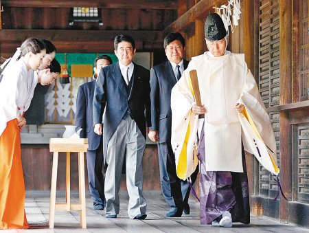 2011年8月15日安倍晉三等人參拜靖國神社。