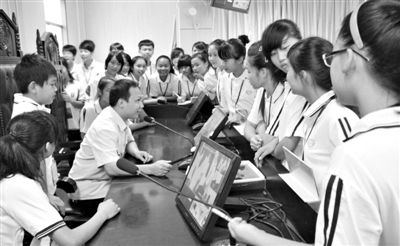 2013年5月30日，結(jié)合當(dāng)前國內(nèi)民眾普遍關(guān)注的“校長開房”、“強奸猥褻”等事件，廣西上思縣人民法院邀請中小學(xué)生到法院觀摩案件的庭審，提高他們的守法、維權(quán)意識。圖/IC