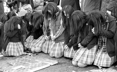 7日，韓國首爾，韓國高考舉行前，學(xué)子們跪地祈禱，希望能考個好成績。