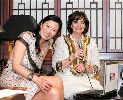 英國(guó)《每日郵報(bào)》刊發(fā)了一張鄧文迪曾幫助布萊爾夫人在中國(guó)推銷其自傳的圖片。