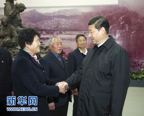 25日上午，習近平在臨沂華東革命烈士陵園參觀沂蒙精神展并會見當?shù)叵冗M模范和當年支前模范后代代表。