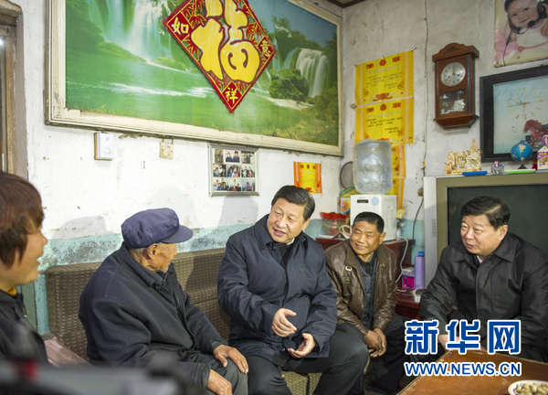 25日下午，習近平在地處沂蒙老區(qū)的臨沭縣曹莊鎮(zhèn)朱村看望83歲的“老支前”王克昌。