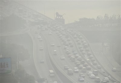 昨日，南昌市八一大橋被霧霾籠罩。 新華社發(fā)